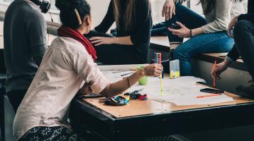 Grupo de personas dialogando y trabajando en equipo