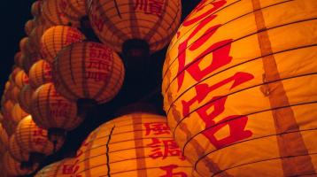 Varios globos chinos encendidos