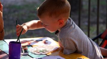 Un niño pintando