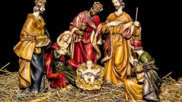 Figuras de un pasito o pesebre con la Virgen María, José, Jesús y los 3 reyes magos