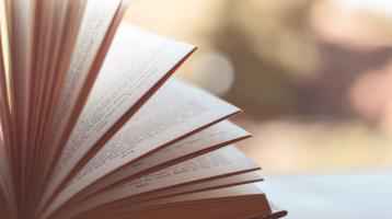 Parte de un libro entre abierto