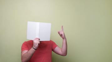 Una persona leyendo un libro