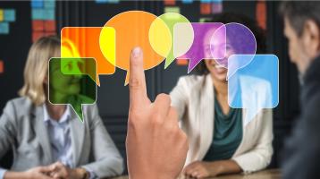 Varias personas reunidas conversando de fondo y unos cuadros de diálogo de diálogo en primer plano