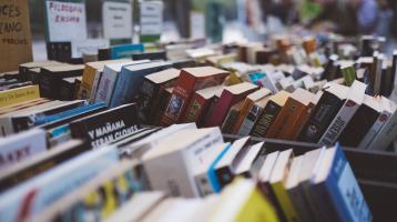 Varios libros en exhibición