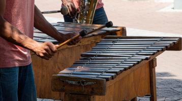 Una persona tocando una marimba